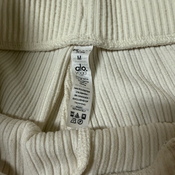 Alo Yoga Muse Sweatpant - Picture 7 of 9